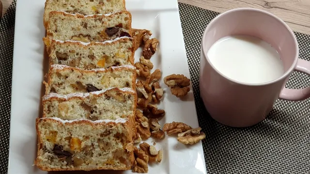 Chec din albușuri cu fructe confiate și nuci. Rețeta pentru un desert rapid și delicios