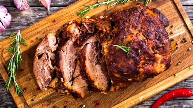 Condimente care fac mai gustoasă carnea de porc. Îi dau o savoare aparte