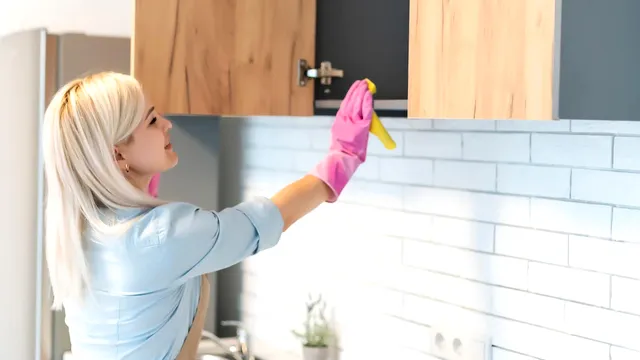 Cum cureți grăsimea de pe mobila de bucătărie. Trucuri simple și eficiente, nu ai nevoie de produse din comerț