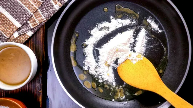 De ce să amesteci făină de grâu și ulei în tigaia neîncinsă. Încearcă acest truc și nu vei regreta!