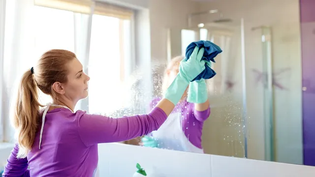 Ingredientul banal care te ajută să speli perfect oglinda din baie. Nu va avea nicio pată