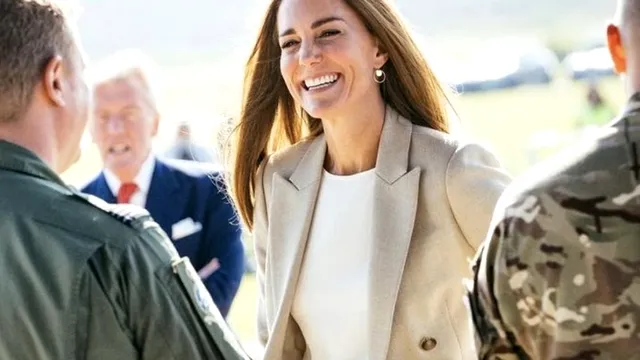 Kate Middleton, absolut superbă într-un sacou Chanel. A atras toate privirile cu această ținută