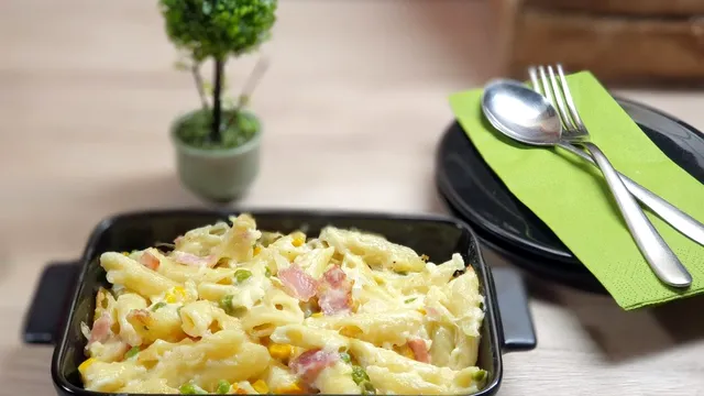 Mac and cheese. Paste cremoase cu sos de brânză, șuncă și mazăre la cuptor, în stil american. Trucul ca să iasă perfecte