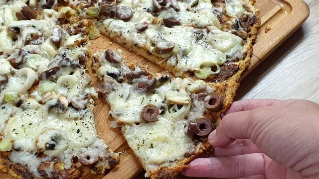 Pizza cu blat din dovlecei. Rețeta de pizza dietetică fără făină, fără drojdie