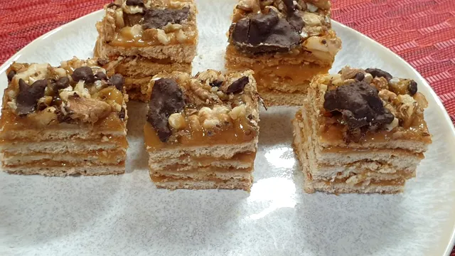 Prăjitura Marlenka cu cremă caramel, nuci și foi cu miere. Rețeta pas cu pas pentru un desert special