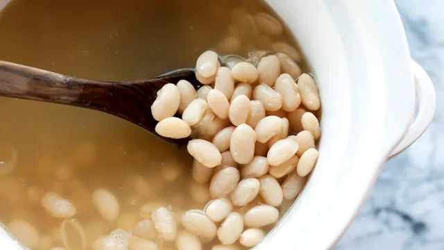 Pune acest ingredient în fasole ca să fiarbă de două ori mai repede. Vei regreta că nu ai încercat asta până acum
