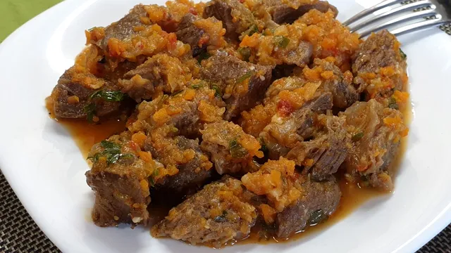 Tocăniță cremoasă de vită cu sos de ceapă. Rețetă simplă cu doar 3 ingrediente
