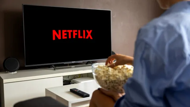 Apar modificări importante la Netflix. Cât va costa, din noiembrie 2022, cel mai ieftin abonament