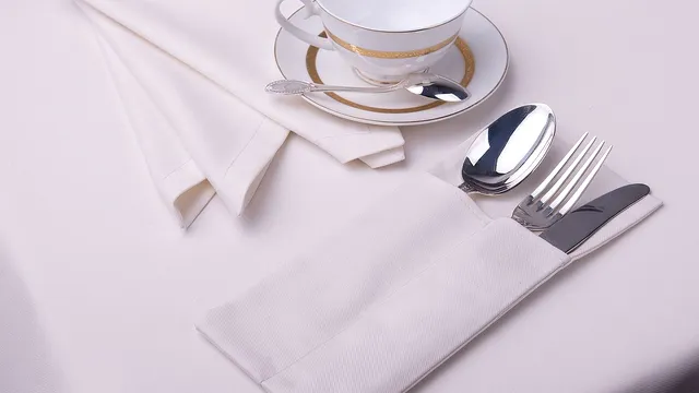 Cum să îndepărtezi petele de sos și de cafea de pe fețele de masă și prosoape. Metoda ideală