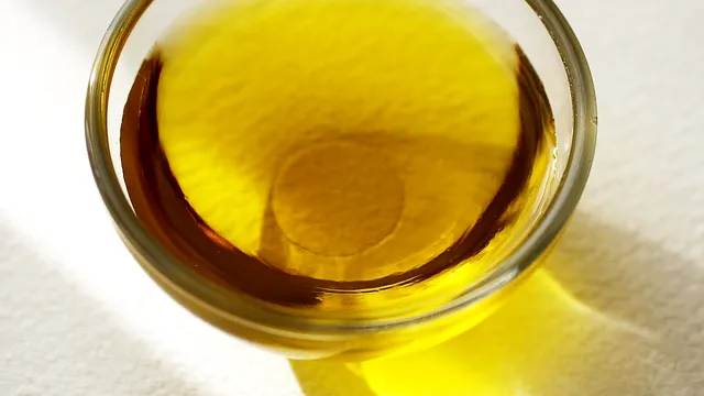 Metoda simplă care te scapă de petele de ulei de pe haine. Ai nevoie de un ingredient banal, rezultate uimitoare