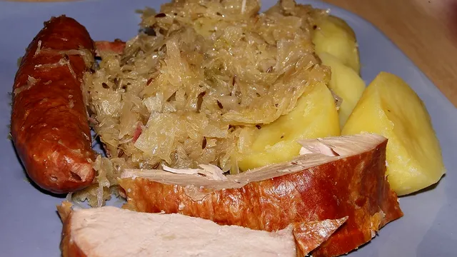 Ce să adaugi în varza călită pentru un gust aparte. Ingredientul care o face mult mai gustoasă