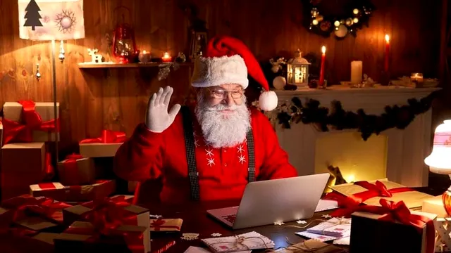 Când vine Moș Crăciun, de fapt. Seara în care lasă cadourile sub brad VIDEO