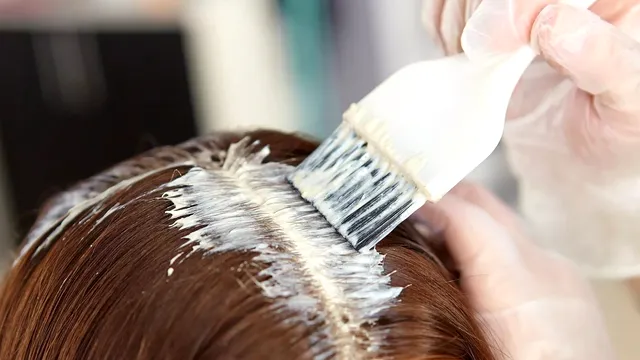 Cât timp trebuie să lași vopseaua pe păr, ca să obții o culoare perfectă și de durată. Secretul care face diferența
