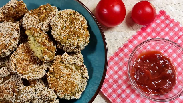 Chifteluțe din năut cu dovlecei și susan. Rețetă de post, fără gluten
