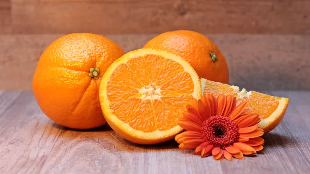 De ce să pui coji de portocală în ghiveciul cu flori. Trucul e uimitor, nu o să mai renunți la el