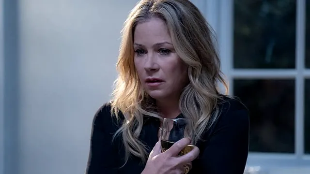 Imagini tulburătoare cu Christina Applegate. Actrița din Familia Bundy a ajuns să meargă în baston din cauza unei boli crunte