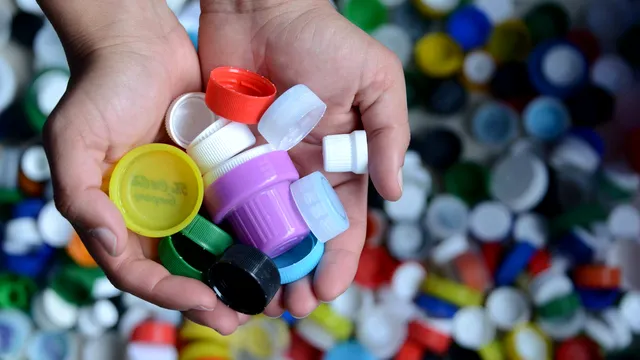 Nu mai arunca capacele din plastic ale sticlelor. Trei moduri nebănuite în care le poți utiliza în gospodărie