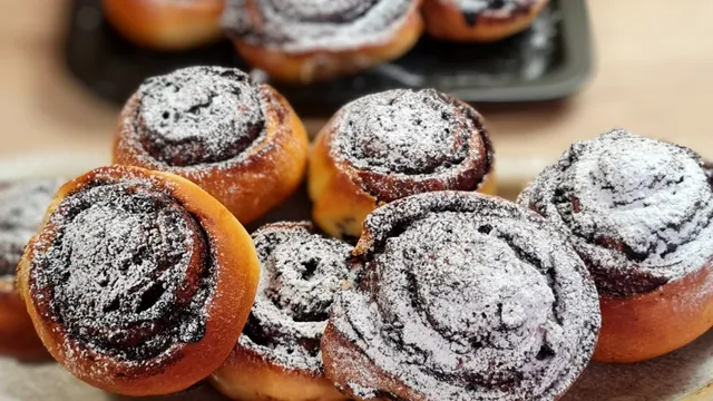 Rulouri cu stafide și scorțișoară. Cum faci cele mai bune cinnamon rolls, secretul care le dă un gust aparte