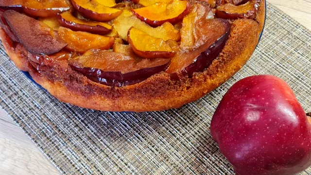 Tort cu mere caramelizate. Rețeta explicată pas cu pas