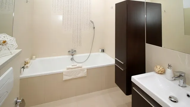 Ingredientul banal care îți lasă chiuveta și cada imaculate. Îndepărtează calcarul, baia va arată minunat