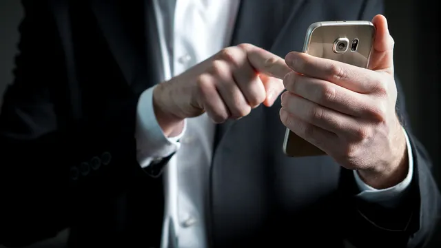 Greșeala majoră pe care o fac femeile atunci când discută online cu un bărbat: ”E enervant și jenant”