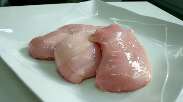 Cât timp poți păstra carnea de pui la congelator. Nu o mai consuma sub nicio formă dacă a trecut această dată