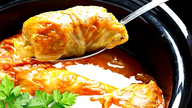 Ce să pui în apa în care fierbi sarmalele. Ingredientul secret care le dă un gust special. Așa vor ieși mai gustoase