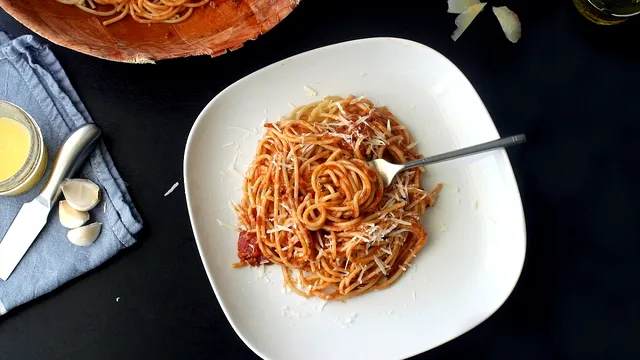 Așa prepari cel mai bun sos pentru paste pe care l-ai mâncat vreodată. Ingredientul de aur pe care îl folosesc italienii