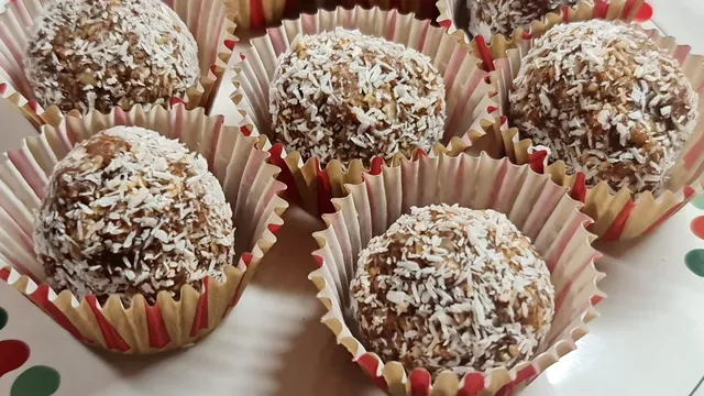 Bomboane cu nucă de cocos și fulgi de ovăz. Desertul delicios cu care îți vei cuceri invitații