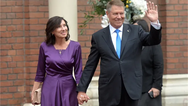Carmen Iohannis, o nouă apariție spectaculoasă la brațul lui Klaus Iohannis. Ținuta primei doamne a atras toate privirile