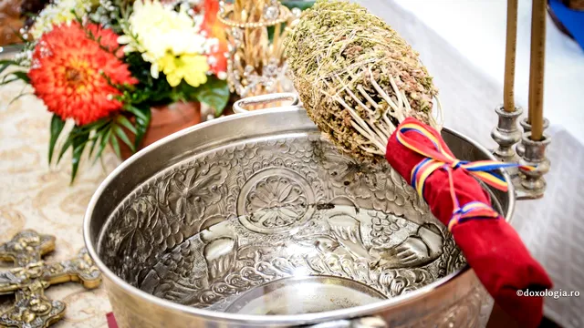 Câte zile se bea agheasmă după Bobotează, potrivit tradiției. Cum trebuie păstrată apa sfințită