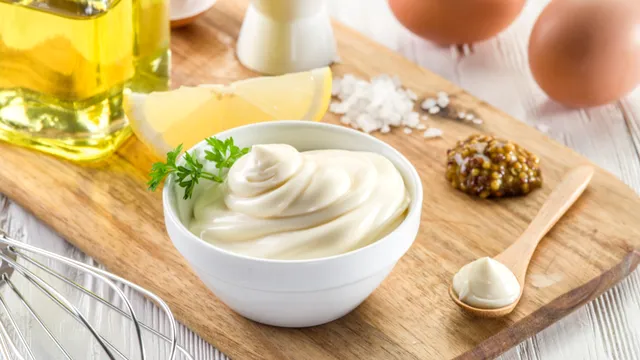 Ce trebuie să pui imediat în maioneză dacă s-a tăiat. Ingredientul banal, îl găsești în orice bucătărie