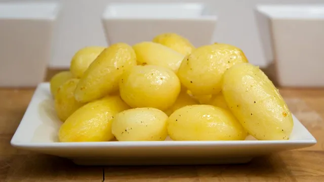 Cum să cureți ușor și rapid cartofii fierți pentru salata de boeuf. Trucul care îți va ușura munca în bucătărie