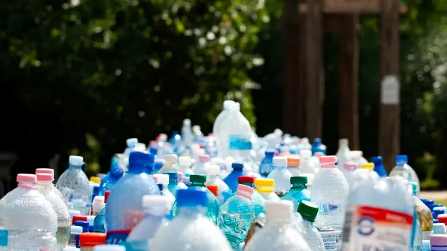 De ce nu ar trebui să refoloseşti sticlele din plastic. Pericolele la care te poate expune acest obicei