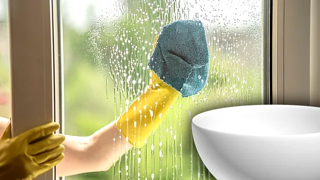 Ingredientul magic pe care să îl pui în apa cu care speli geamurile. Vor rămâne curate aproape tot anul