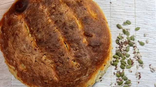 Pâine de casă pufoasă cu semințe de in. Secretul pentru a obține coaja crocantă și miezul pufos