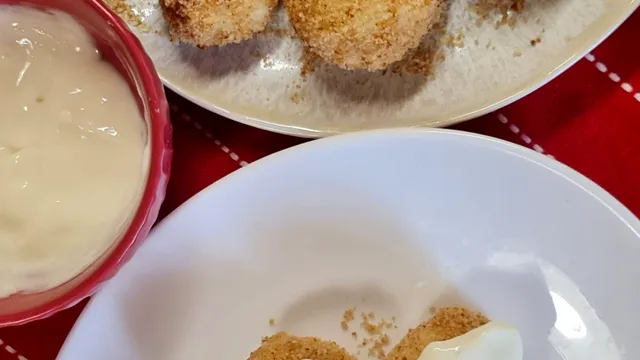 Papanași fierți cu brânză dulce de vaci și pesmet dulce. Fără făină și fără drojdie, rețeta simplă și delicioasă