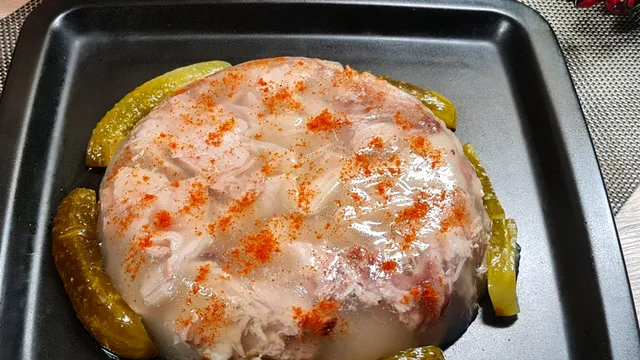 Răcitură sau piftie limpede de porc. Cât timp se lasă de fapt carnea la fiert. Sfaturi de preparare fără gelatină