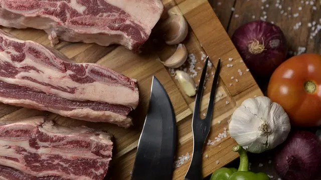 Ce trebuie să presari neapărat pe carnea de porc înainte de a o pune la cuptor. Așa va ieși fragedă și cu o crustă aurie și crocantă