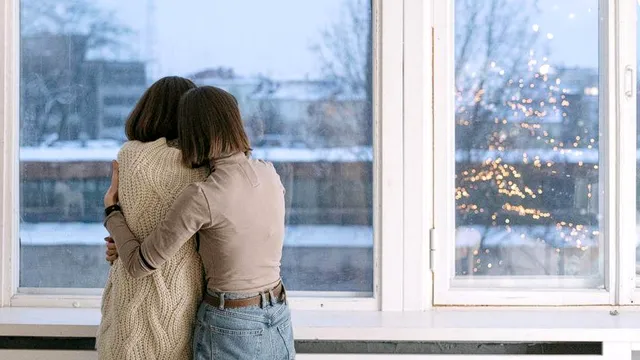 Ce trebuie să pui la toate ferestrele din casă pentru evita pierderile de căldură. Gestul simplu care îți salvează banii din portofel