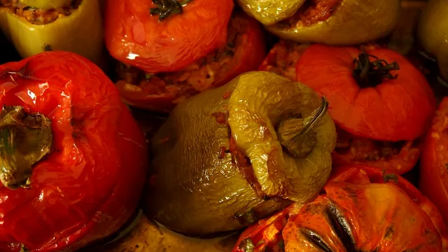 Cât timp se lasă ardeii umpluți la fiert. Așa ies delicioși. Secretul pe care trebuie să-l afli