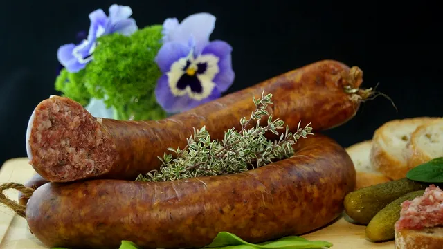 Ingredientul de aur pentru cei mai buni cârnați de casă. Ce trebuie să adaugi în compoziție ca să iasă pufoși și gustoși