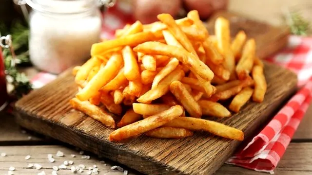 Trucul secret pentru cei mai buni cartofi prăjiți. Ce trebuie să faci, înainte de a-i pune în tigaie. Ies mai buni ca la fast-food