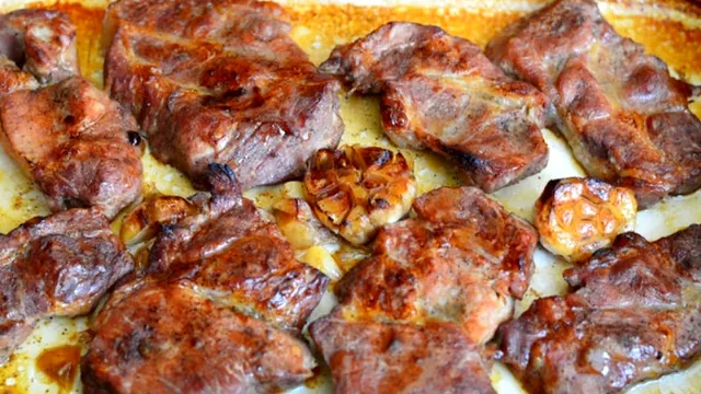 Secretul pentru cea mai suculentă friptură. Ce să adaugi lângă carne, înainte de a o băga la cuptor. Trucul de aur
