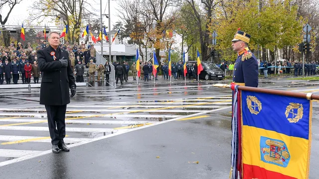 Cine este femeia care a stat lângă Klaus Iohannis la parada militară de Ziua Națională a României. Soția președintelui a lipsit