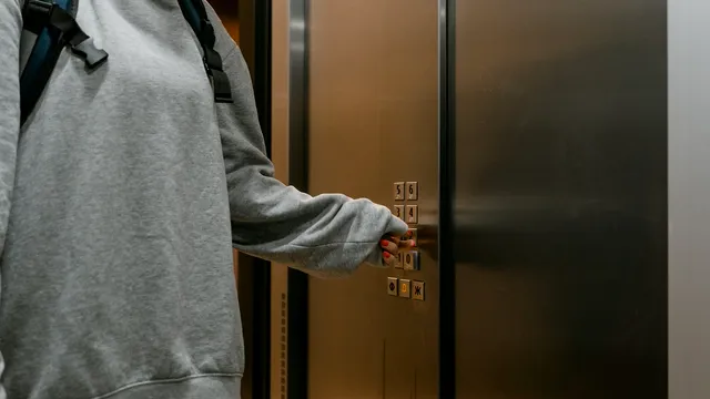 Ce e bine să faci dacă rămâi blocat în lift. Lucrurile esențiale de mare ajutor