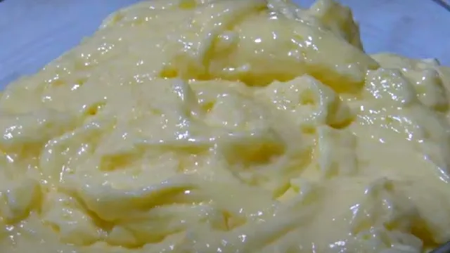 Cum se prepară maioneza pentru salata de boeuf. Sigur ai greșit și tu până acum, de asta nu îți iese pufoasă și gustoasă