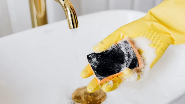 De ce să pui sare pe buretele cu care speli vasele. Trucul e uimitor, îl vei folosi mereu