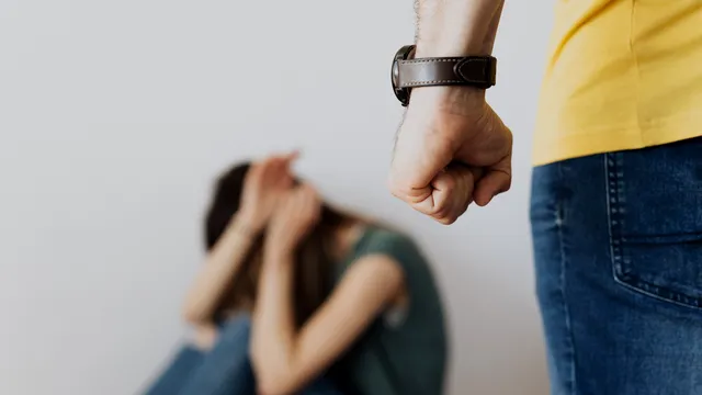 Vreau să-l părăsesc, dar nu pot. Nu știu cum o să mă descurc singură cu doi copii și nu știu cum vor resimți ei lipsa tatălui