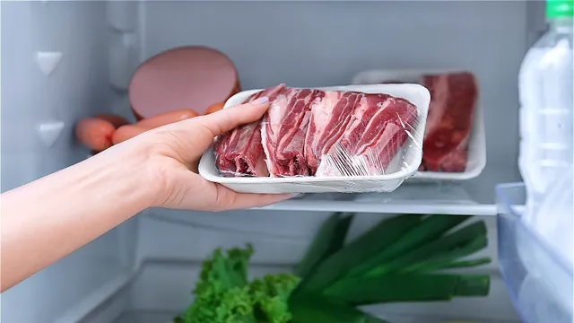 Cât timp se poate păstra carnea de pui, porc sau vită în frigider. Mulți fac greșeala, detaliul important de știut